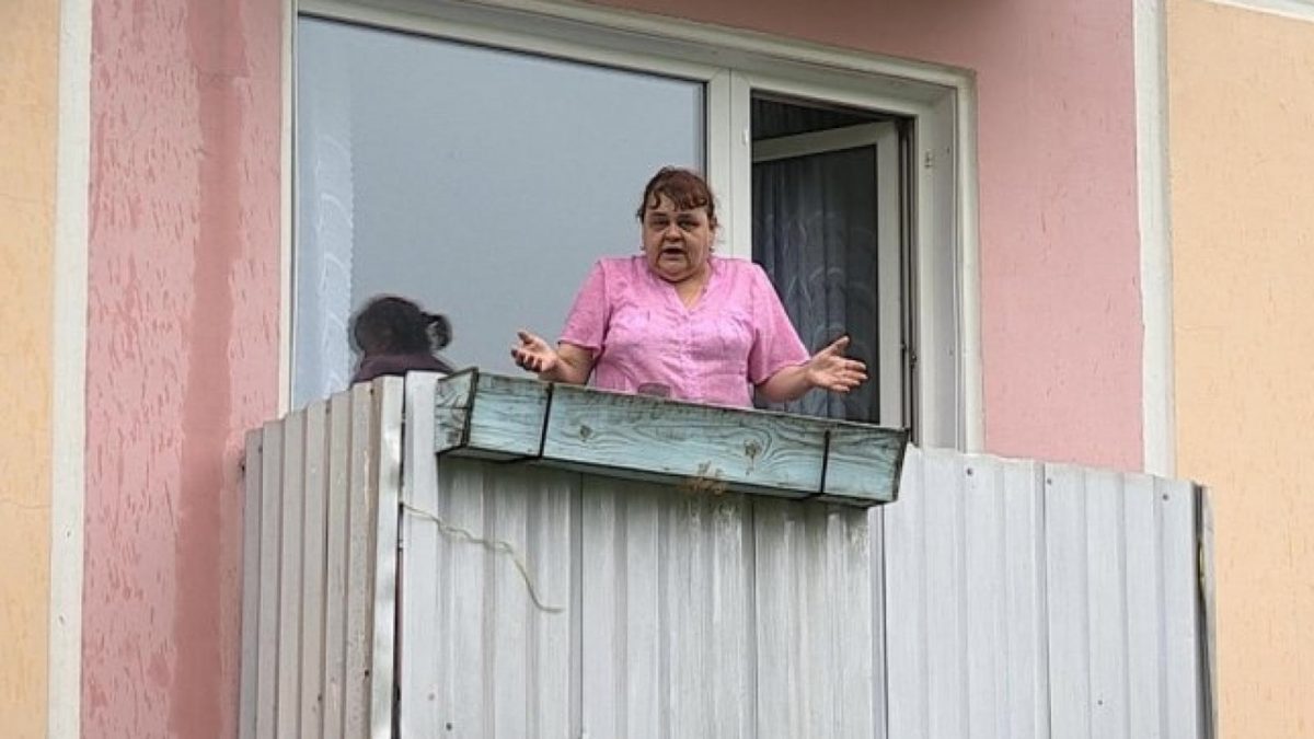Дразнит прохожих с балкона