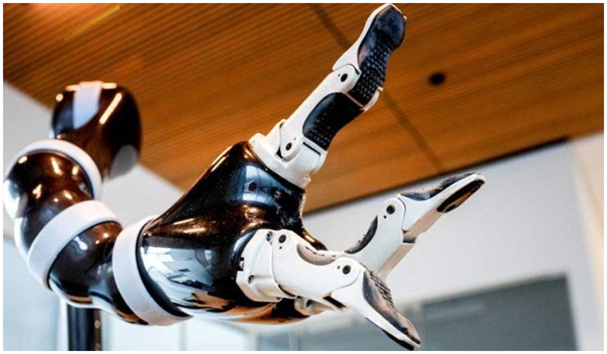 Парализиран човек контролира роботска рака со моќта на својот ум | Мотика